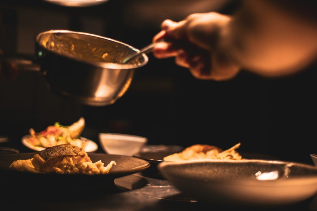 foto de um homem servido comida para representar o modelo dark kitchen